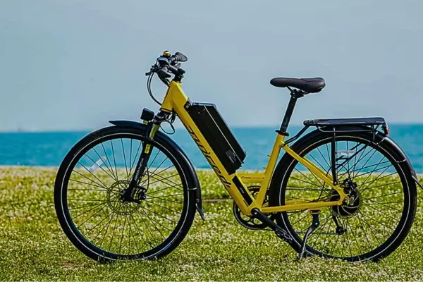 Imagem de uma bicicleta elétrica moderna em um ambiente urbano, destacando a praticidade e inovação dessa solução de transporte.
